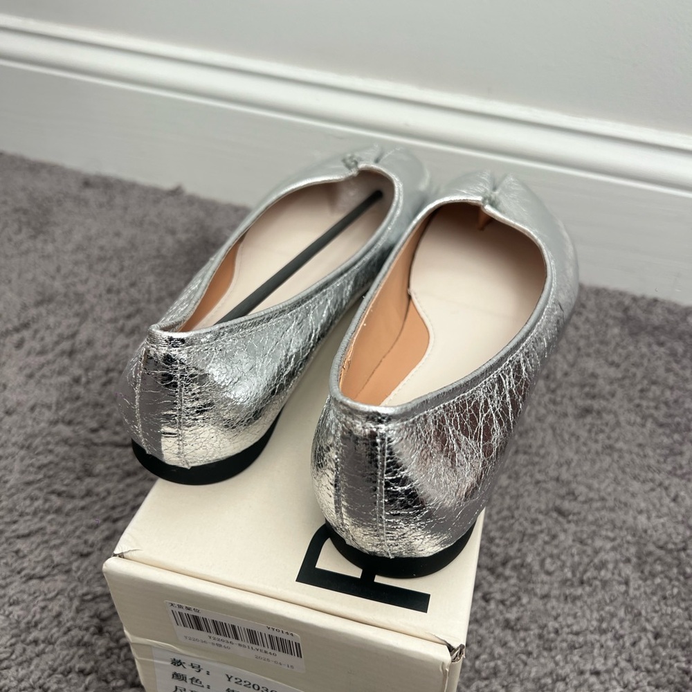 New Silver Raboesy Tabi Flats Size 9 Women’s - Picture 3 of 7